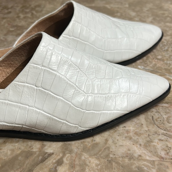 NWOT SEYCHELLES LEATHER WHITE MULES . Flat shoes slip on crocodile look - Picture 9 of 12